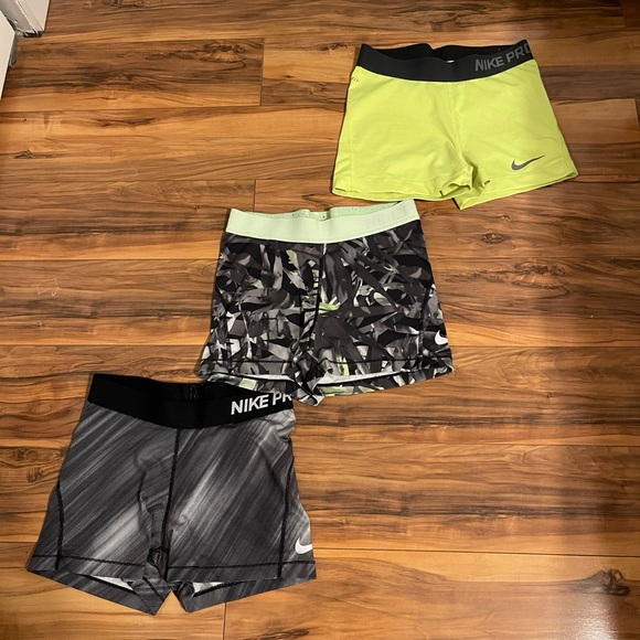 Nike Pros Bundle - Picture 1 of 7